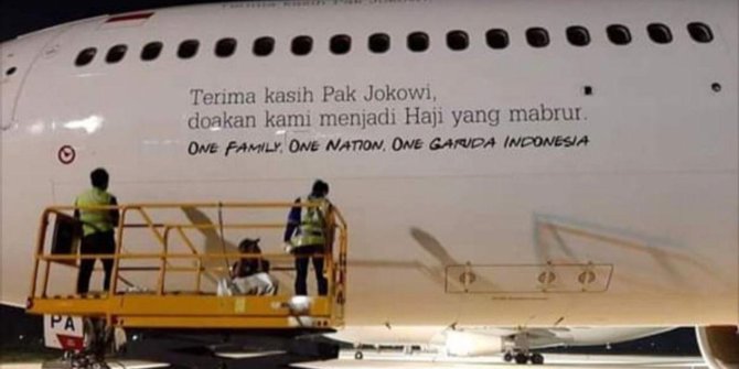 Jamaah Haji dan Ucapan Terima Kasih di Badan Pesawat